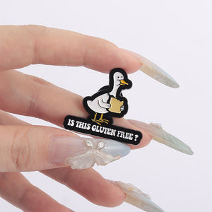 Ist das Gluten Free Emaille Pin Cartoon Ente hält Brot Brosche Funny Food Badge Geschenk Schmuck Großhandel - Product Image 4