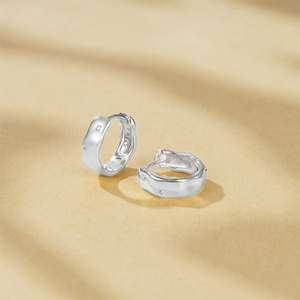 CANNER Pendientes de Aro Geométricos de Plata de Ley 925 al 100% al por Mayor, 10mm, con Zirconia 5A, Aros Gruesos Huggies, Hipoalergénicos - Product Image 2