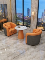 Fauteuils en cuir de style luxueux pour la réception de l'hôtel, tables et chaises de salle à manger, mobilier commercial.