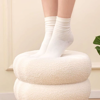 Pouf rond en fausse fourrure d'agneau douce et moelleuse, rembourré en éponge haute densité, tabouret bas polyvalent pour chambre et dressing, idéal pour la maison
