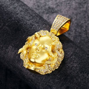 Collana cristiana in zircone a forma di Medusa in lega di rame placcato oro 18K realizzata in Cina - Product Image 3