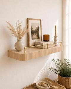 Étagère murale flottante cannelée arrondie avec rail de galerie en laiton, style moderne du milieu du siècle, pour rangement et présentation dans le salon ou la chambre - Product Image 4