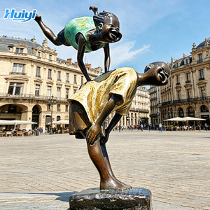 Scultura Moderna in Bronzo su Misura a Grandezza Naturale di Bambini Felici che Giocano, con Dettagli Molto Elaborati per Parchi Pubblici - Product Image 2