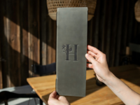Porte-menu en similicuir pour restaurant, menus de mariage, avec logo personnalisé estampé à chaud, bande élastique, double pliage, folio de menu