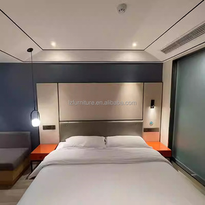ชุดเฟอร์นิเจอร์ห้องนอนโรงแรมราคาประหยัด เตียงไม้สไตล์โมเดิร์นพร้อมโต๊ะข้างเตียง ตู้วางทีวีติดผนัง ตู้เสื้อผ้า โซฟา และโต๊ะกาแฟ - Product Image 4
