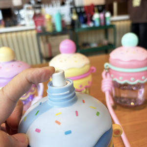 HECION Nouvelle gourde en plastique de grande capacité, forme de dessin animé mignonne, avec paille, bouteille d'eau portable pour enfants, sangle, 450 ml - Product Image 3