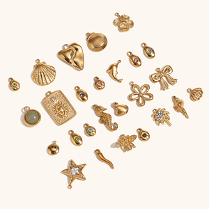 Afirmaciones con Textura Dorada |   Charm de Acero Inoxidable Chapado en Oro PVD 8K |   Colgante con diseño de sol, reina, símbolo feminista, mamá y planta - Product Image 6