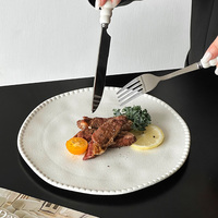 Assiettes en céramique de forme irrégulière en porcelaine blanche avec relief en relief et bordure perlée Assiette à pain Assiette à steak