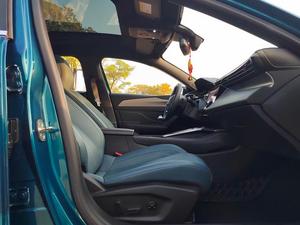<span class=keywords><strong>Peugeot</strong></span> <span class=keywords><strong>408X</strong></span> 2023 Sedán Híbrido Automático con Volante a la Izquierda, Asientos de Tela Oscura, R18, Cámara Trasera, Techo Solar - Product Image 5
