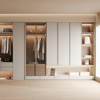 Armoire intégrée sur mesure de conception compacte avec un aménagement de cloisons flexible pour la chambre d'amis, la literie, les couvertures de rechange et les articles occasionnels