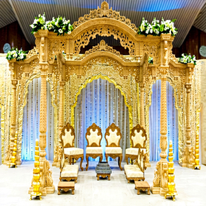 Mandap de mariage sud-indien en bois sculpté à la main avec un design exclusif de paon, moderne, léger, taille et couleur personnalisables, Royaume-Uni - Product Image 1