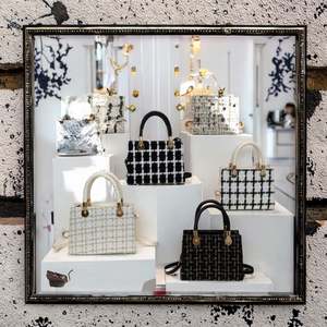 Bolso femenino mini moderno y encantador con una sola asa y bandolera. - Product Image 3