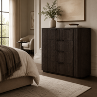 Commode à 5 tiroirs en chêne massif cannelé, style luxe discret et moderne, meuble de rangement haut pour chambre principale, maison moderne