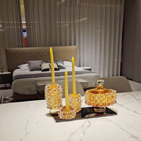 Ornement en verre massif texturé en forme d'épingle de glace ambre doré avec base transparente pour la décoration de table à la maison