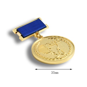 Medalla de Metal Dorada con Relieve y Amuleto, Diseño Personalizado para Recuerdo - Product Image 4