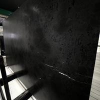 Dalle de granit noir Negresco du Brésil - Quartzite noir mat, finition polie et texturée pour plan de travail de cuisine, découpée sur mesure