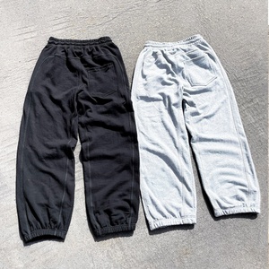 Fabricante de Conjuntos Deportivos Personalizados con Logotipo, Pantalones Deportivos Holgados con Costuras en Contraste y Sudadera de Felpa Francesa Gruesa - Product Image 3