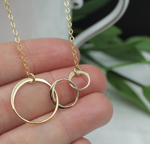 Collier en or avec trois cercles d'éternité Collier à trois cercles en or avec anneaux entrelacés Cadeau pour soeur meilleure amie - Product Image 5