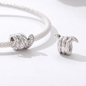 Pendentif en forme de serpent plaqué rhodium avec yeux en diamant et émeraude, thème animal, cadeau unisexe - Product Image 3