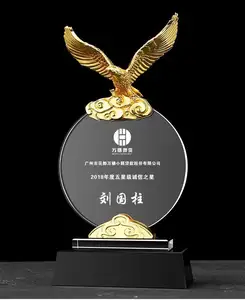 Trophée aigle en métal doré personnalisé Trophée aigle en alliage avec boule ronde base en cristal Pour Souvenir Personnel d'affaires Cadeaux Artisanat