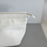 Pochette trapézoïdale en PU grain litchi blanc, à large ouverture, personnalisable avec logo, résistante à l'eau, pour femme, idéale pour les voyages
