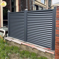 Clôture à lattes en aluminium noir pour la protection de la vie privée, barrière de jardin contemporaine avec des designs entièrement personnalisables