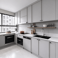 Meubles de cuisine gris clair avec éléments inférieurs en bois grainé, armoires de cuisine modernes sur mesure avec étagère ouverte pour projet de villa