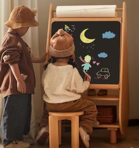 Chevalet multifonctionnel pour enfants: porte-manteau en bois, tableau noir, tableau blanc magnétique et porte-livres - Product Image 5