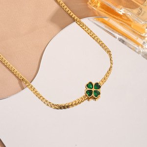 Set di Gioielli da Donna in Acciaio Inossidabile Placcato Oro con Zirconi Verdi, Collana a Cuore, Bracciale e Orecchini a Quadrifoglio - Product Image 3