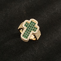 Bague Croix en Laiton Plaqué Or 14K avec Zircons Verts et Blancs, Style Tendance Unisexe pour Hommes et Femmes