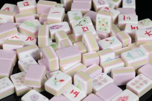 Juego de Mahjong Americano de Acrílico Rosa de Cuatro Capas de Alta Calidad de Oh My Mahjong - Ecológico y Duradero para Viajes y Juegos de Azar - Product Image 3