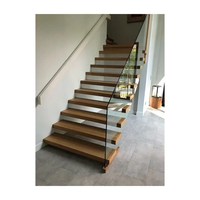 Escaliers flottants peu encombrants pour la conversion de petits lofts avec marches en bois au design minimaliste