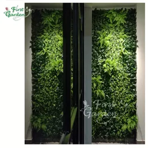 인공 녹색 단풍 식물 scindapsus aureus 잔디 고사리 벽 패널 배경 수직 정원