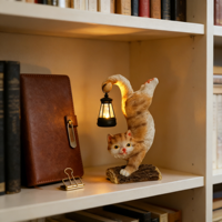 Solarbetriebene Orange Katze mit Vintage-Laterne, Niedliches Kätzchen Kopfüber auf Holzstumpf, Outdoor-Garten-Nachtlicht für Terrasse und Gehweg