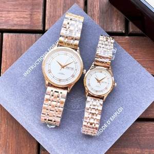 Ensemble de montres à quartz pour couple, bracelet en acier inoxydable argenté, cadran blanc avec affichage de la date et du jour, pour un usage quotidien, Omegaes - Product Image 5