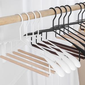 Cintres en métal en gros, épaules larges, en bois massif, en fer, sans trace, luxe, <span class=keywords><strong>gain</strong></span> <span class=keywords><strong>de</strong></span> <span class=keywords><strong>place</strong></span>, <span class=keywords><strong>cintre</strong></span> pour costume, <span class=keywords><strong>pantalon</strong></span>, manteau, vêtements avec barre en bois - Product Image 4