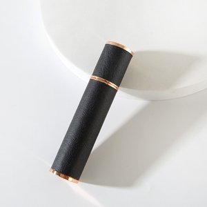 Atomizador <span class=keywords><strong>de</strong></span> <span class=keywords><strong>Perfume</strong></span> <span class=keywords><strong>Recargable</strong></span> <span class=keywords><strong>de</strong></span> 5ml 10ml con Base <span class=keywords><strong>de</strong></span> Cuero, Diseño Personalizado <span class=keywords><strong>de</strong></span> Fábrica, <span class=keywords><strong>Pulverizador</strong></span> <span class=keywords><strong>de</strong></span> Niebla Fina para Sets <span class=keywords><strong>de</strong></span> Regalo - Product Image 4