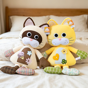 Peluche chat douce en gros, motif <span class=keywords><strong>dessin</strong></span> <span class=keywords><strong>animé</strong></span>, personnalisée, patchwork, avec broderie florale, pour enfants, pour le confort - Product Image 2