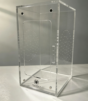 Enclos sur mesure moderne et haut en acrylique transparent pour araignée sauteuse, avec porte coulissante magnétique et ventilation micro-perforée