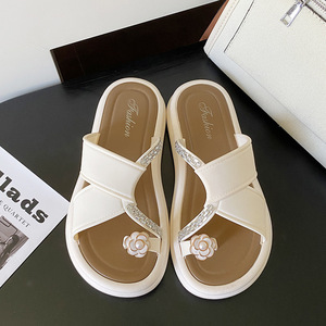 Chaussures de plage polyvalentes et tendance à semelles souples pour l'extérieur, associées à des pantoufles plates décontractées pour femmes - Product Image 5