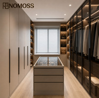 Dressing sur mesure de luxe pour chambre de villa avec îlot de rangement, tiroirs, portes vitrées et éclairage LED - Fournisseur OEM d'usine