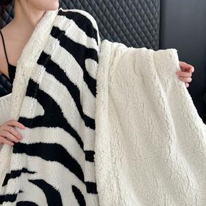 Nouvelle couverture de lit en polyester jacquard taffetas cationique double couche, teint en fil, rayée/unie, personnalisable et écologique - Product Image 4