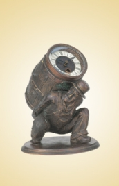 Horloge de cheminée de style antique européen en laiton plaqué or, représentant un porteur de fût de vin - Product Image 2