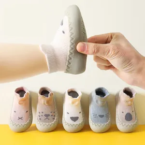 Pantufa infantil antiderrapante, sapato para bebês com sola de borracha solida para caminhada
