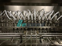Machine de remplissage d'huile linéaire automatique à piston servo 2000BPH pour ligne de remplissage d'huile de cuisson comestible, tournesol et olive