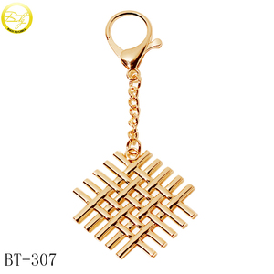 Tùy chỉnh khắc logo Túi phụ kiện vòng hình dạng Vai Túi kim loại thẻ tên màu vàng Ba lô kim loại Tấm Thư với chuỗi - Product Image 4