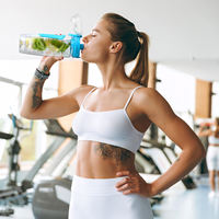 Bouteille de sport en plastique PP écologique Vulcanus 1000 ml grande capacité avec couvercle à clapet et infuseur à fruits pour consommation directe – Vente en gros