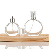 Vente en gros de flacons de parfum ronds plats transparents élégants en verre 30ml 50ml avec bouchon en plastique et emballage personnalisé