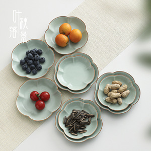 Plato de cerámica estilo chino con forma de flor, color sólido, para servir aperitivos en fiestas. - Product Image 1