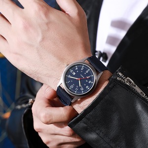 Montres sportives à quartz <span class=keywords><strong>avec</strong></span> calendrier, <span class=keywords><strong>bracelet</strong></span> en <span class=keywords><strong>tissu</strong></span> et boîtier en alliage pour hommes, <span class=keywords><strong>avec</strong></span> logo personnalisé, nouvelle collection en toile - Product Image 4